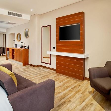 Protea Hotel By Marriott Pretoria Hatfield エクステリア 写真